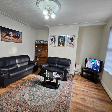 Spacious Two Bedroom House, Parking And Wifi Leeds  Exterior foto