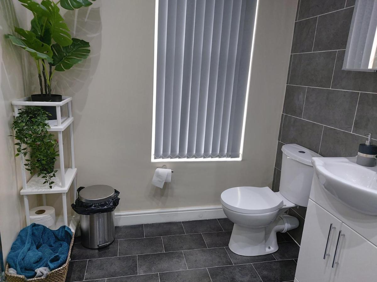 Spacious Two Bedroom House, Parking And Wifi Leeds  Exterior foto
