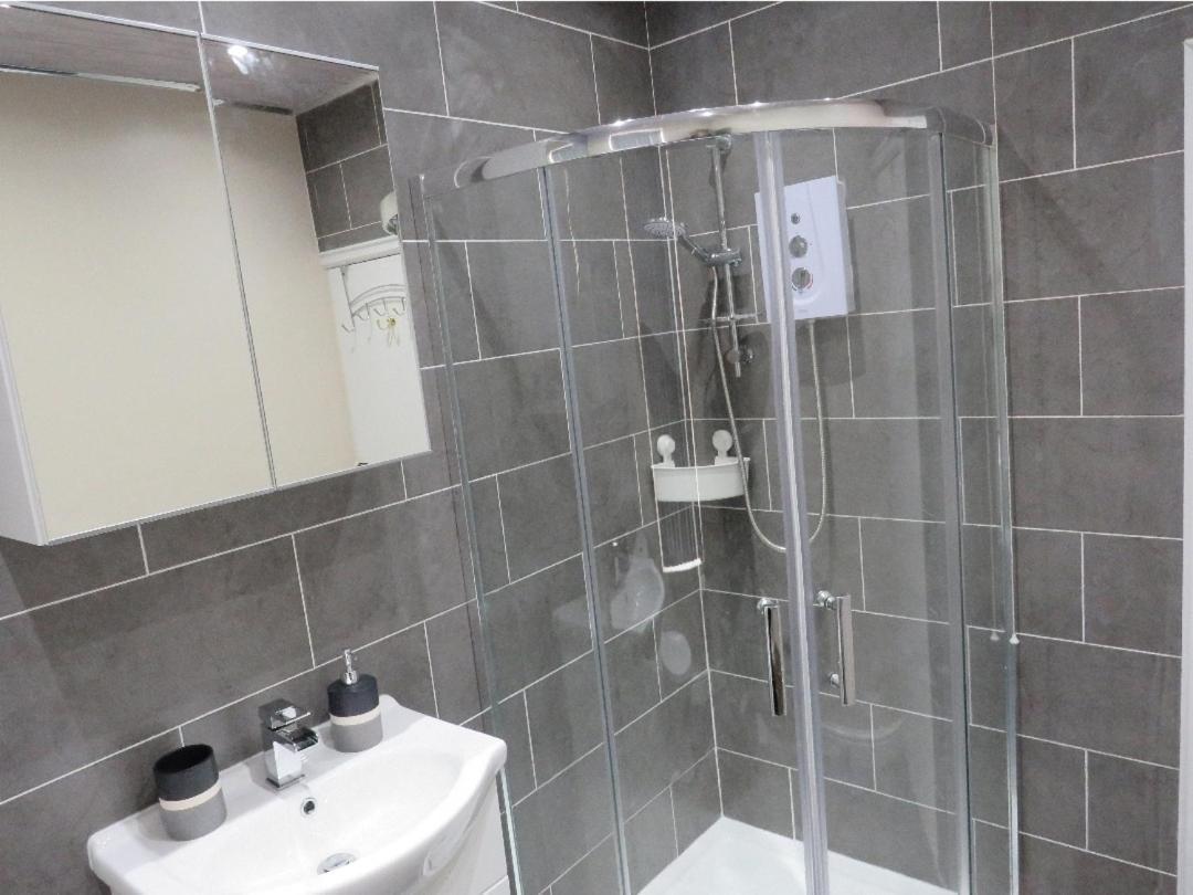 Spacious Two Bedroom House, Parking And Wifi Leeds  Exterior foto