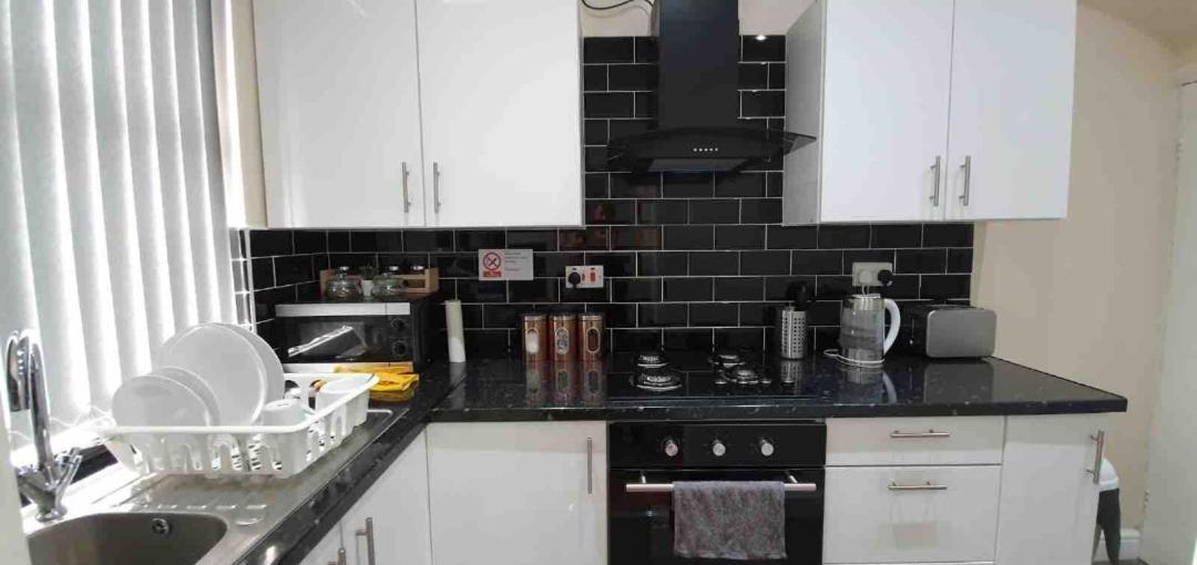 Spacious Two Bedroom House, Parking And Wifi Leeds  Exterior foto