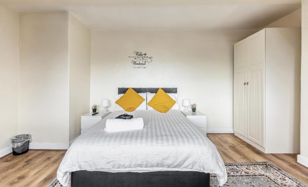 Spacious Two Bedroom House, Parking And Wifi Leeds  Exterior foto