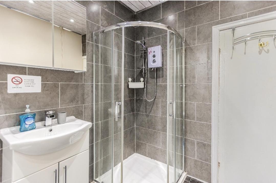 Spacious Two Bedroom House, Parking And Wifi Leeds  Exterior foto