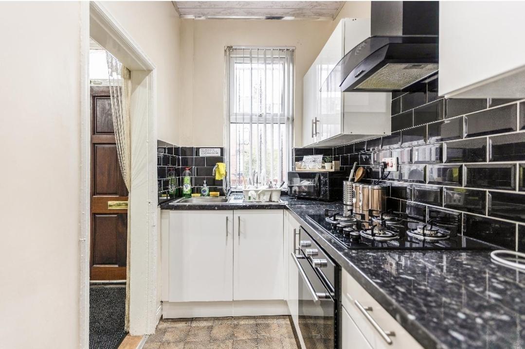 Spacious Two Bedroom House, Parking And Wifi Leeds  Exterior foto