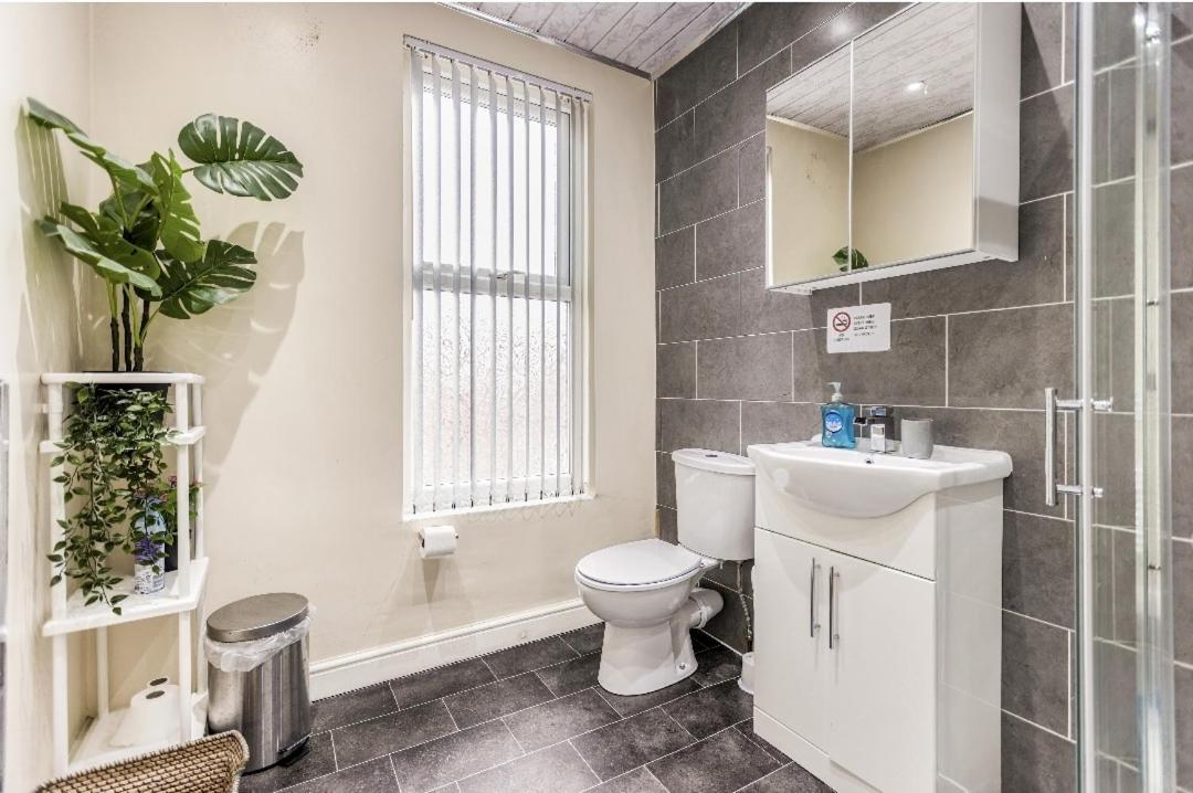 Spacious Two Bedroom House, Parking And Wifi Leeds  Exterior foto